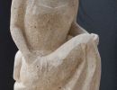 sculpture pierre femme sur chaise