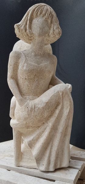 sculpture pierre femme sur chaise